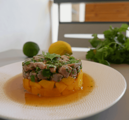 Tartare de thon à la mangue et aux agrumes